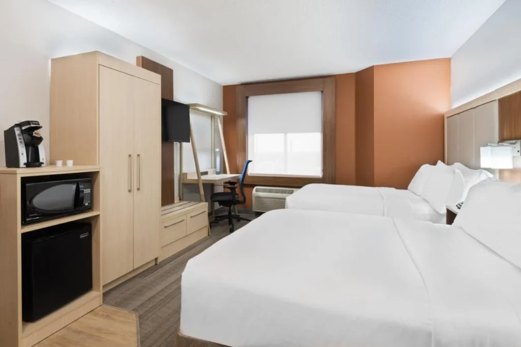 Room with two beds, microwave, mini fridge and coffee maker at Holiday Inn Express Nearest Universal
