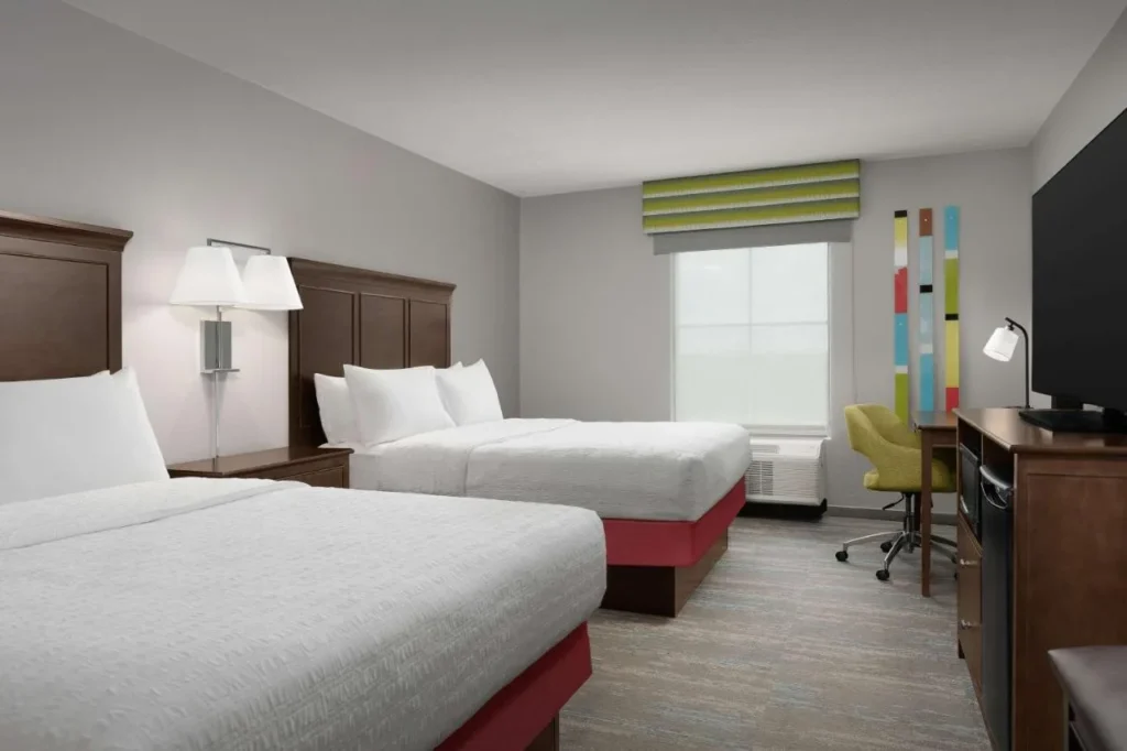 Habitaci&oacute;n con dos camas queen y un escritorio en Hampton Inn & Suites Altamonte Springs