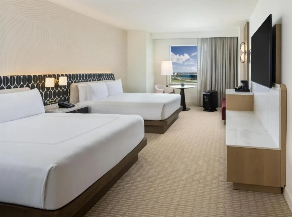 Habitación con dos camas queen y una vista de la ventana en Hilton Orlando