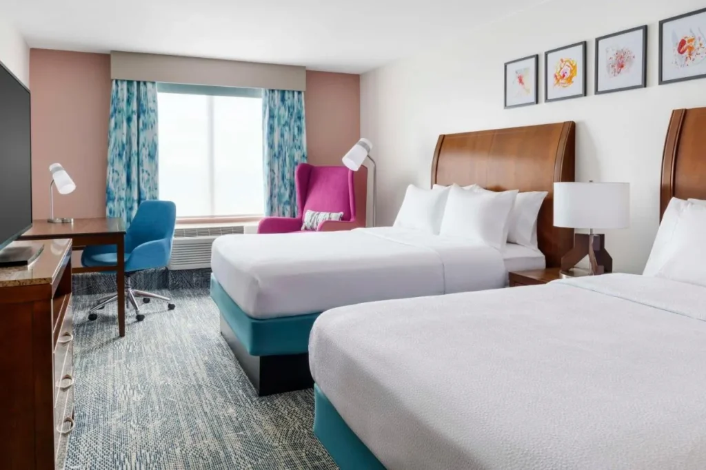 Habitaci&oacute;n con dos camas queen y arte colorido en Hilton Garden Inn Orlando at SeaWorld