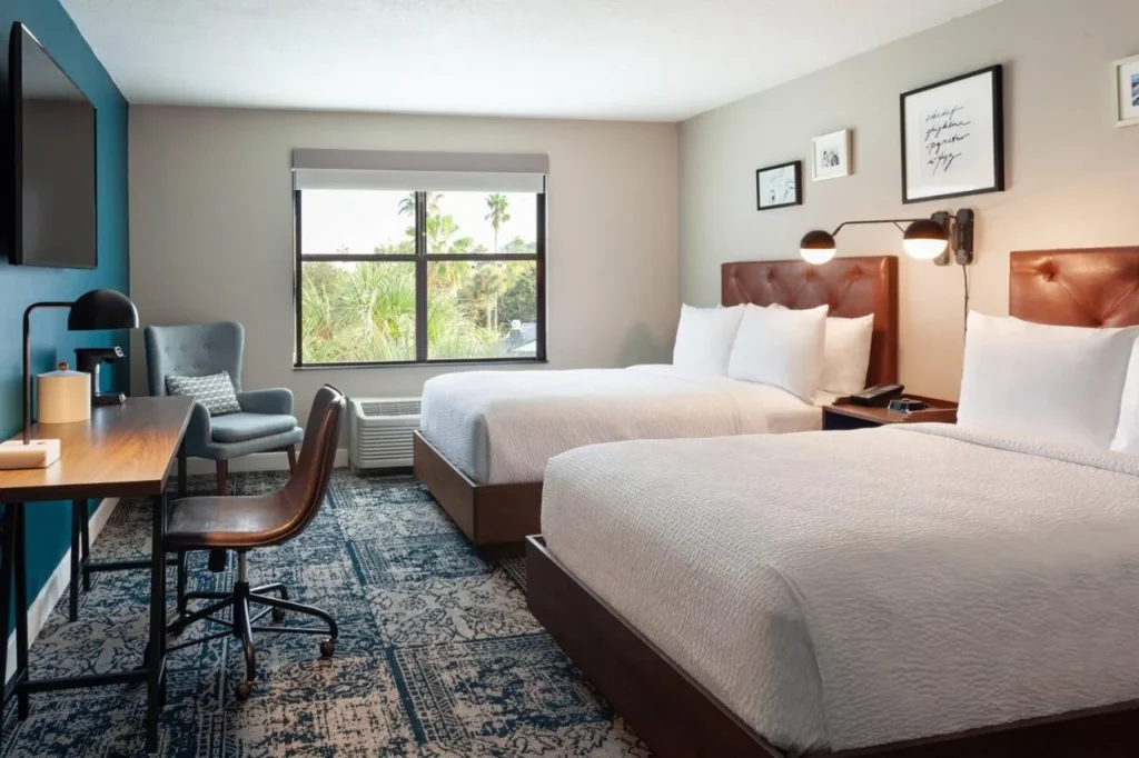 Habitaci&oacute;n con dos camas queen y escritorio, Four Points by Sheraton Orlando Convention Center