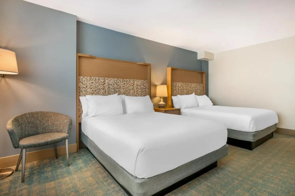 Habitaci&oacute;n con dos camas queen en Holiday Inn Orlando Disney Springs &Aacute;rea