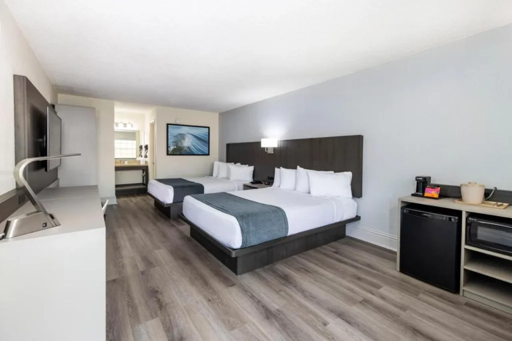 Habitaci&oacute;n con dos camas queen, mini nevera y microondas en Avanti International Resort