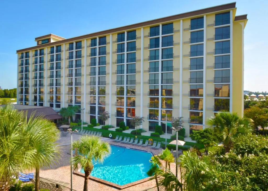 Rosen Inn Más cercano a la torre Universal con palmeras alrededor de la piscina al aire libre