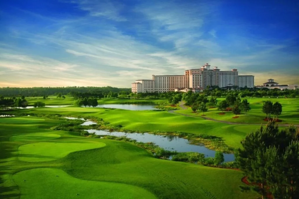 Rosen Shingle Creek hotel que se eleva m&aacute;s all&aacute; de las calles y estanques de Shingle Creek Golf Club