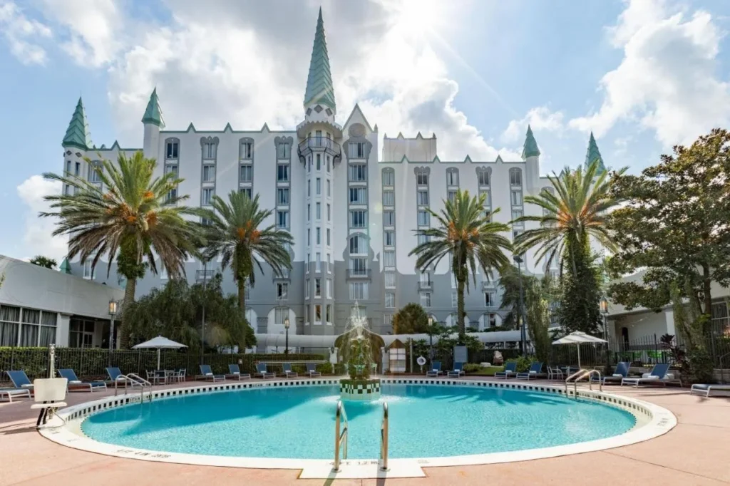 Piscina redonda en el Courtyard con una fuente frente al Castle Hotel, Autograph Collection