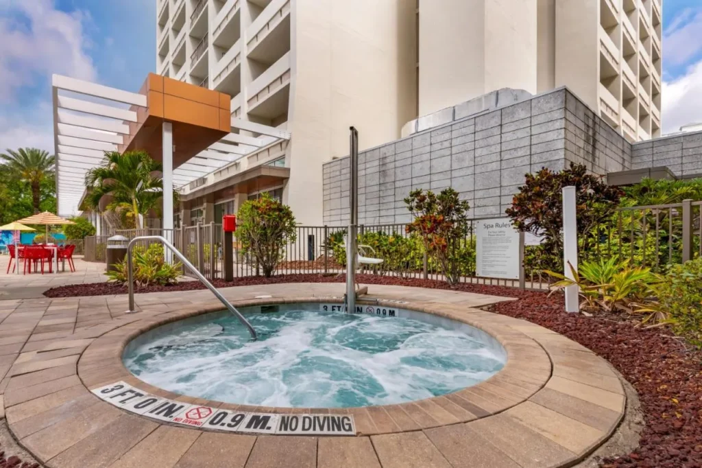 Ba&ntilde;era de hidromasaje al aire libre redonda debajo de la torre en Holiday Inn Orlando Disney Springs &Aacute;rea