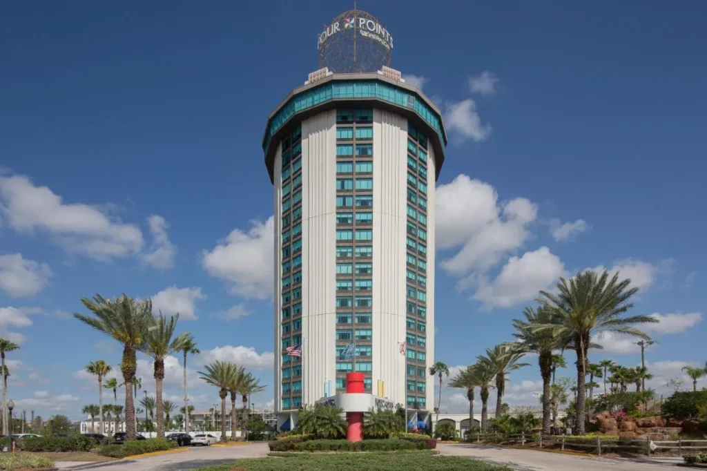 Torre redonda y entrada con palmeras de Four Points by Sheraton Orlando International Drive