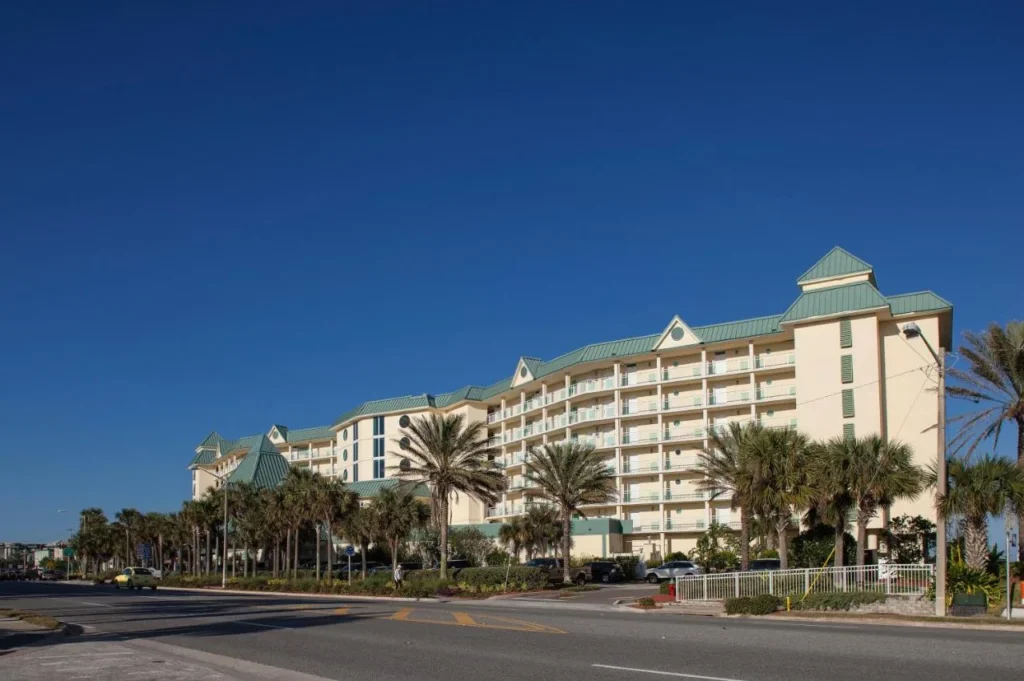 Royal Floridian Resort by Spinnaker visto desde South Atlantic Avenue con palmeras en frente