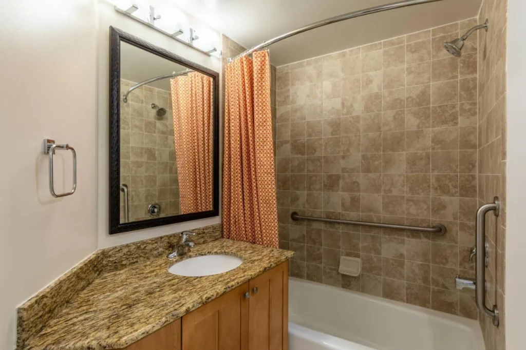 Segundo ba&ntilde;o con una vanidad de granito y una combinaci&oacute;n de ba&ntilde;era y ducha en el Marriott's Cypress Harbour