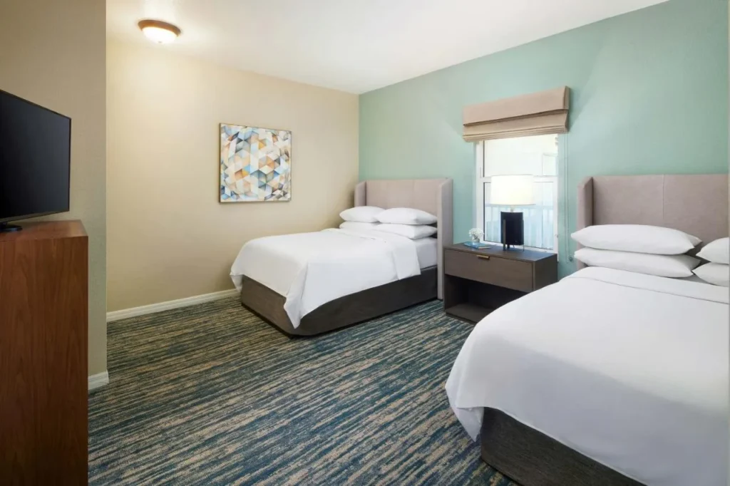 Segundo dormitorio con dos camas y TV de pantalla plana en Sheraton Vistana Resort Villas