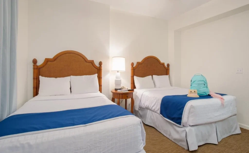 Segundo dormitorio con dos camas dobles y caminos de cama azules en Lake Buena Vista Resort Village