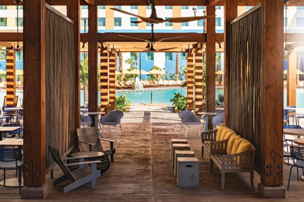 Pabellón sombreado junto a la piscina con ventiladores de techo y asientos en el Dockside Inn and Suites
