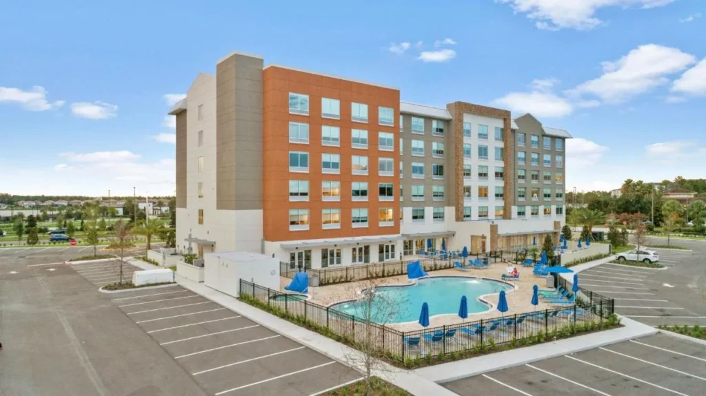 Exterior de seis pisos y piscina al aire libre cercada en Holiday Inn Express & Suites Orlando Lake Buena Vista