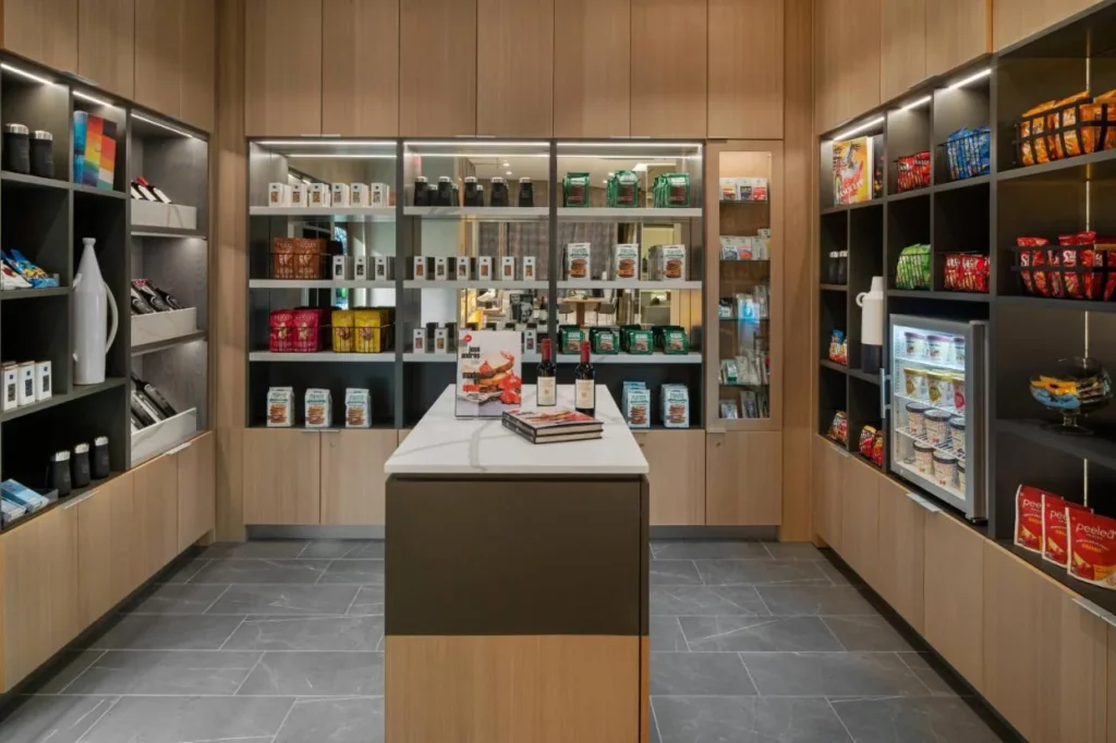 Pequeño mercado con aperitivos, bebidas y una nevera en AC Hotel Orlando Downtown