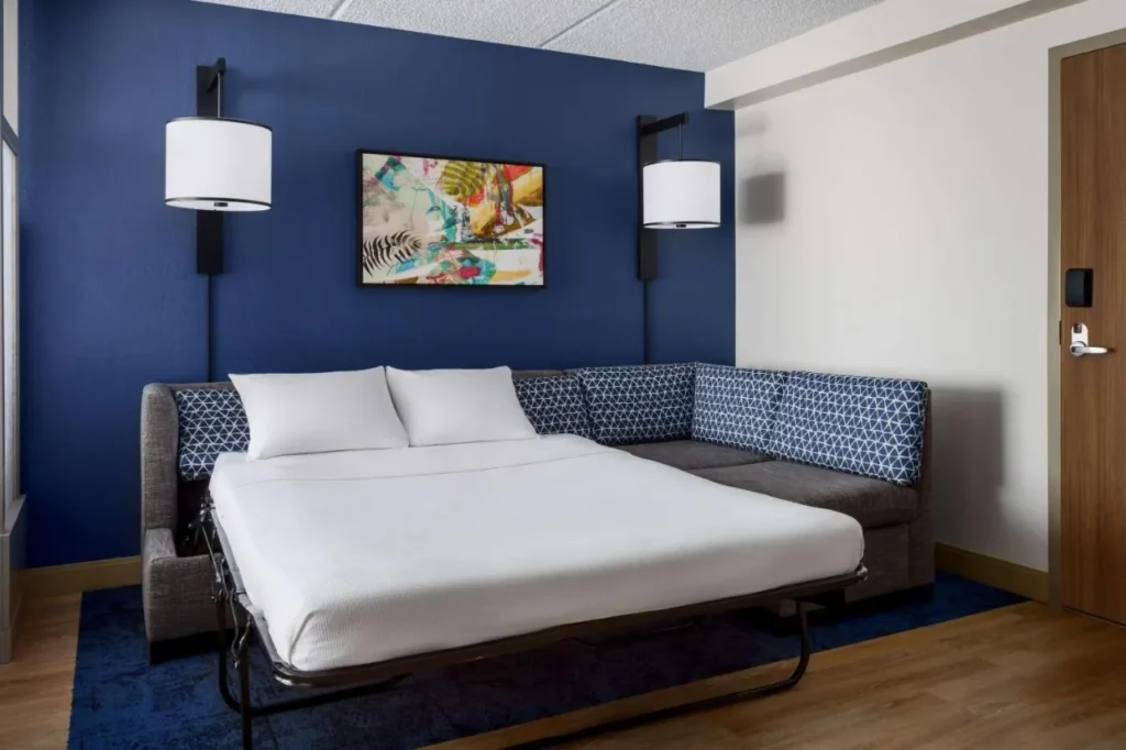 Sofá cama frente a una pared azul en Hyatt Place across from Universal
