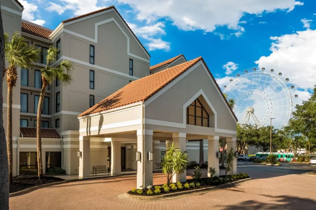 Sonesta ES Suites Orlando International Drive entrada con la rueda del ojo de Orlando cerca