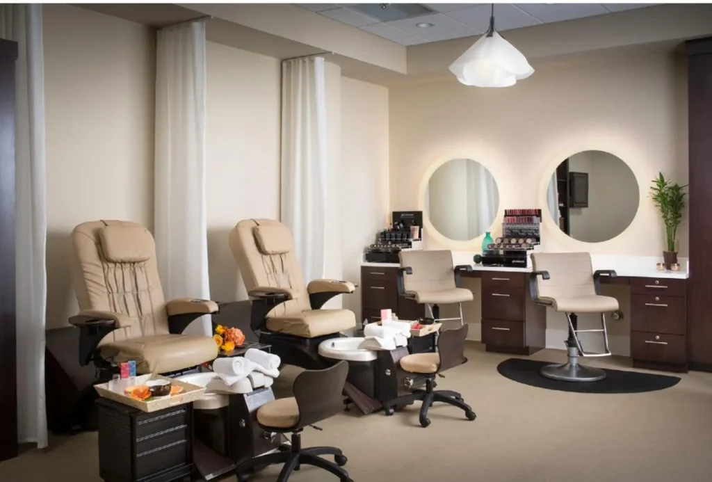 Salón de spa con sillas de pedicura y dos estaciones de estilo en el Rosen Centre Hotel