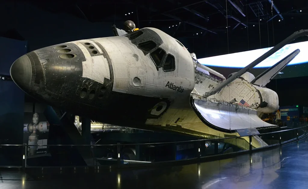 Transbordador espacial Atlantis con bahía de carga útil abierta en su sala de exposiciones en el Kennedy Space Center