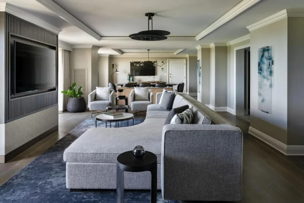 Amplio salón suite con sofá seccional gris y zona de comedor en el JW Marriott Orlando Grande Lakes