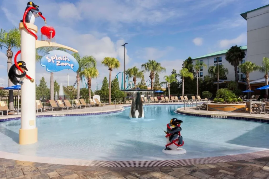 Zona de salpicaduras para ni&ntilde;os con figuras de ping&uuml;inos y fuente de orca en SpringHill Suites Orlando at SeaWorld