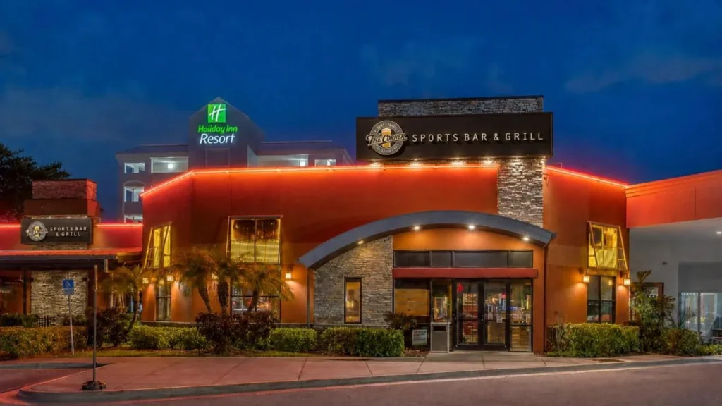 Fachada del bar deportivo y muestra del hotel al atardecer, Holiday Inn Resort Orlando Lake Buena Vista