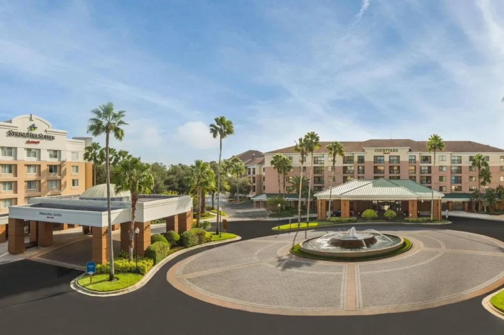 SpringHill Suites y entradas al Courtyard alrededor de la fuente en Marriott Village en Lake Buena Vista