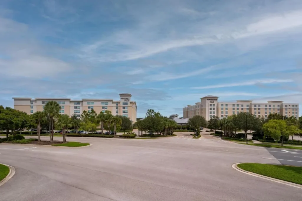 SpringHill Suites Orlando at Flamingo Crossings a la izquierda, con TownePlace Suites a la derecha
