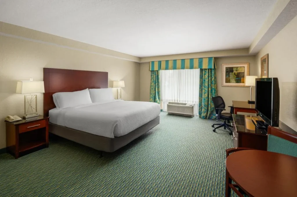 Habitaci&oacute;n est&aacute;ndar con cama king, escritorio y televisor de pantalla plana en Holiday Inn Resort Orlando Lake Buena Vista
