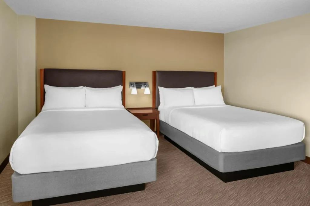 Habitación estándar con dos camas queen y una mesita de noche compartida en Four Points Orlando International Drive