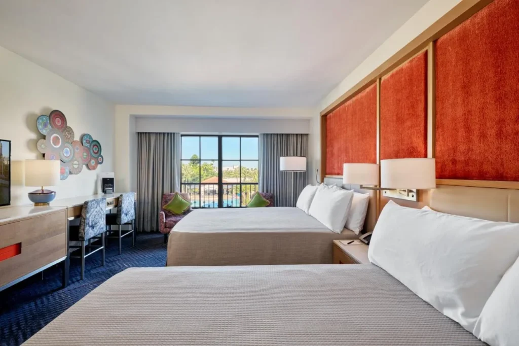 Habitación estándar con dos camas queen, cabecera roja y ventana en Hard Rock Hotel Orlando
