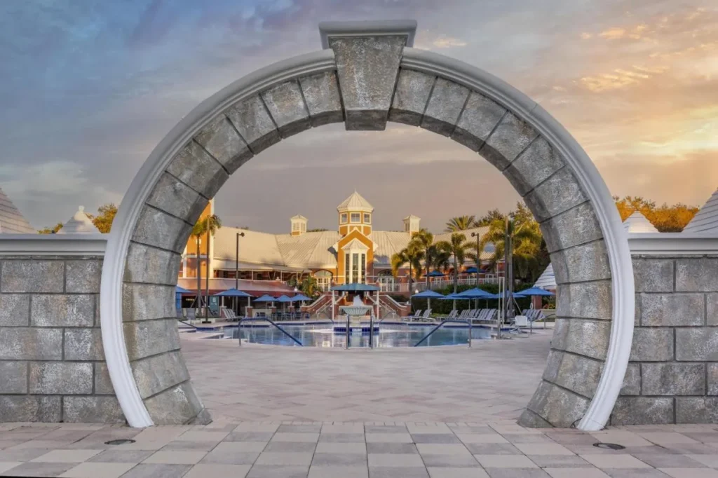 Arco de piedra que enmarca la piscina y la casa club en Hilton Grand Vacations Club SeaWorld Orlando