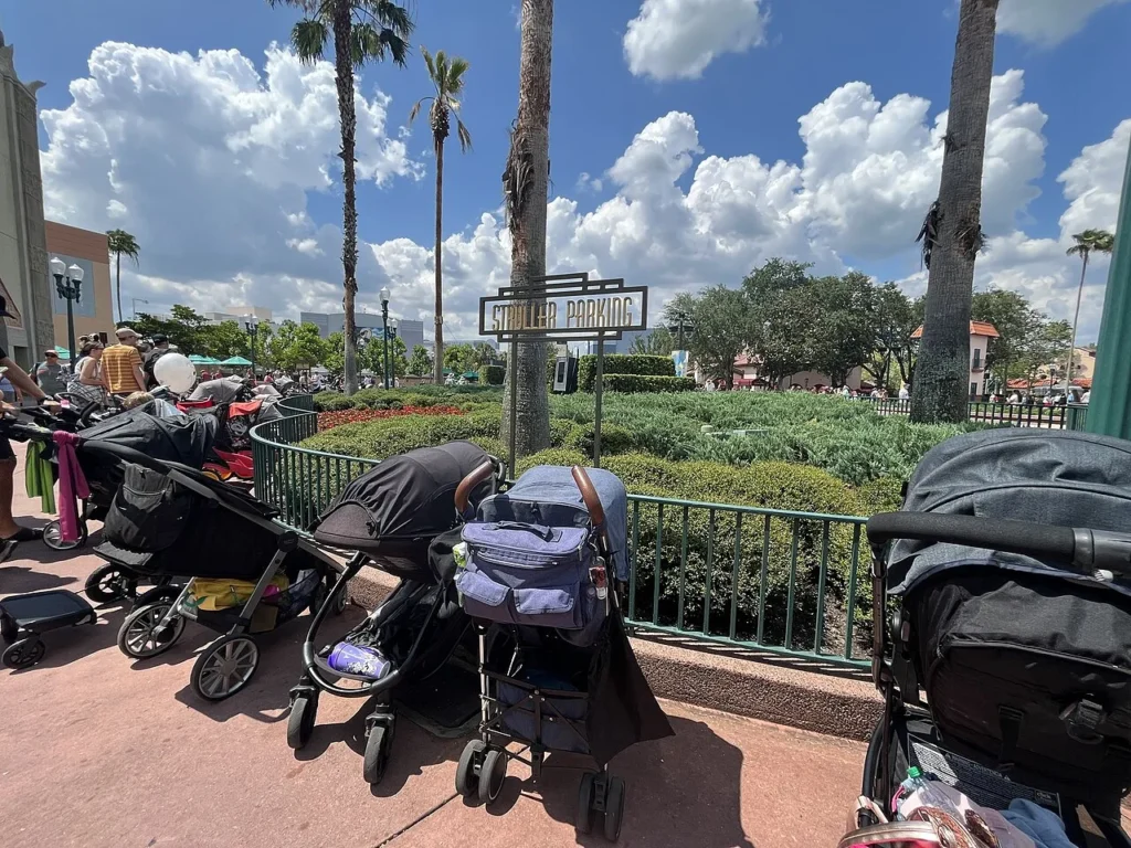 Cochecitos alineados junto a un letrero de estacionamiento en Disney's Hollywood Studios en Walt Disney World