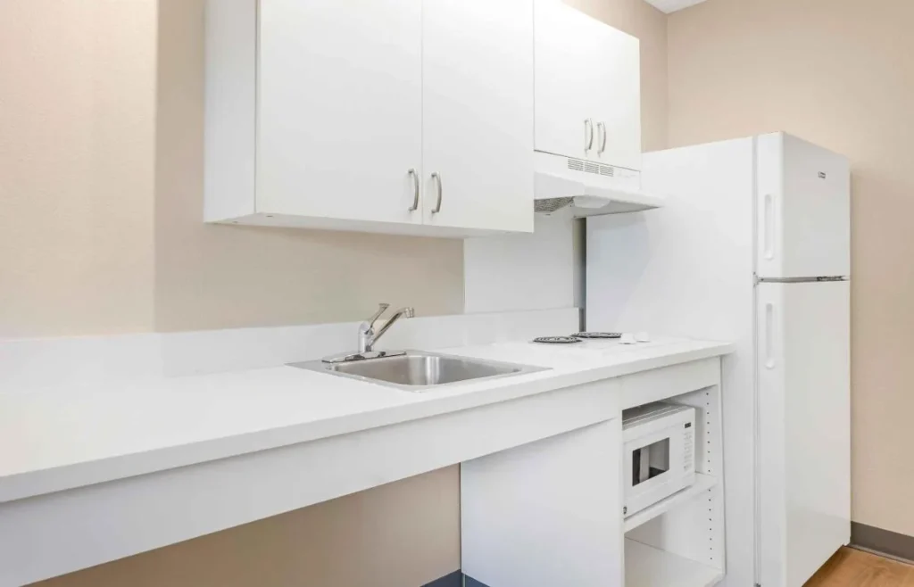 Estudio con cocina de dos quemadores, fregadero, refrigerador y microondas en Extended Stay America Lake Buena Vista