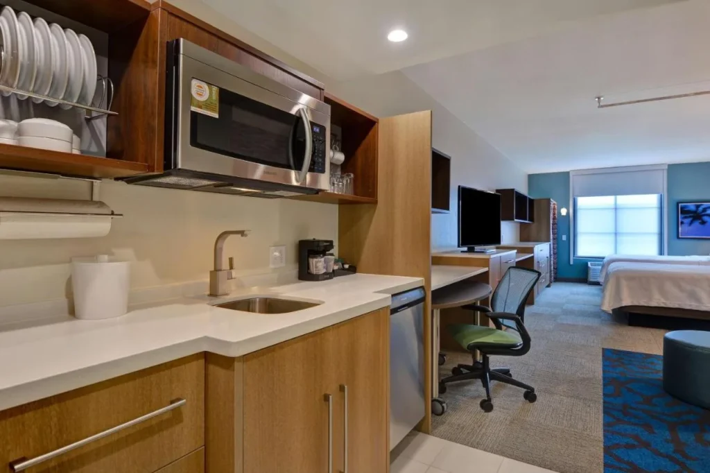 Estudio cocineta con microondas, fregadero, lavavajillas y estante para platos en Home2 Suites Flamingo Crossings