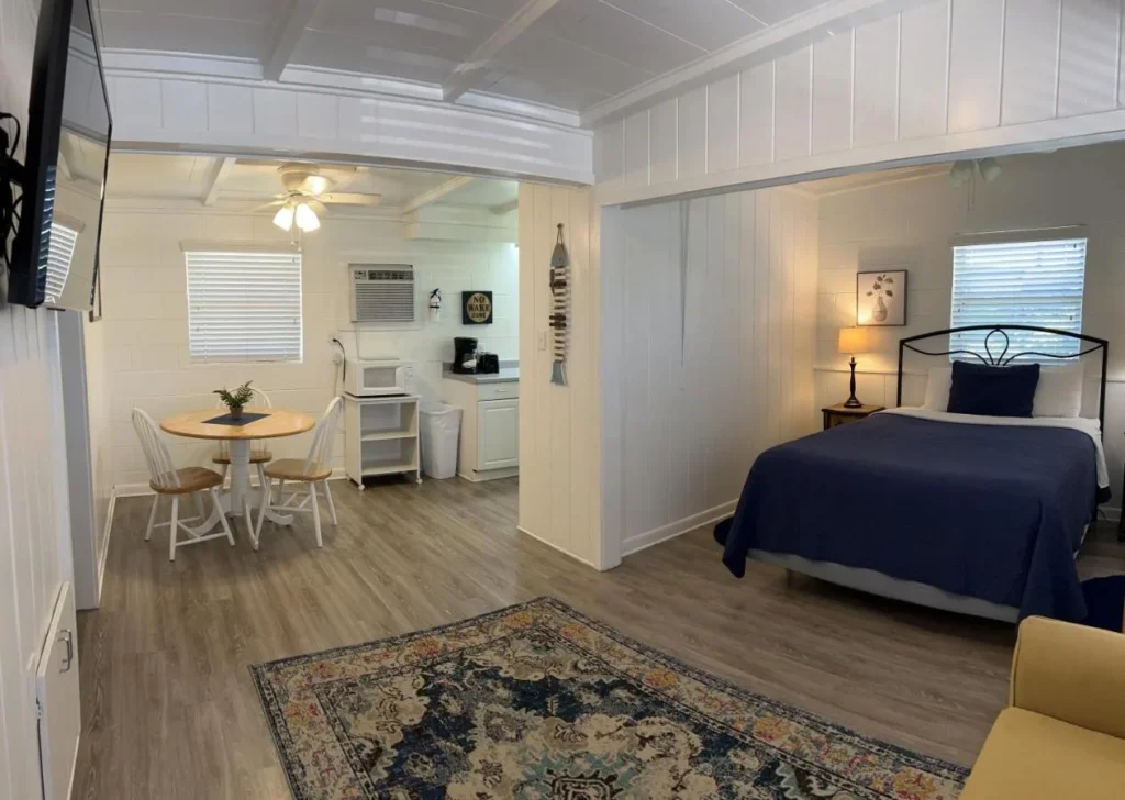 Studio-style room with bed, dining table and kitchenette at Hontoon Landing Resort and Marina