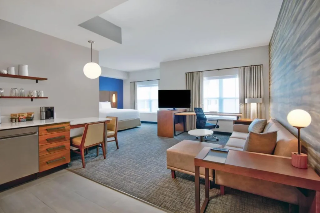 Suite estudio con cocina, sof&aacute; y cama en el Residence Inn Orlando at Flamingo Crossings