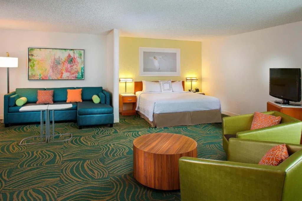 Suite tipo estudio con sof&aacute;, sillones y cama king en SpringHill Suites Marriott Village