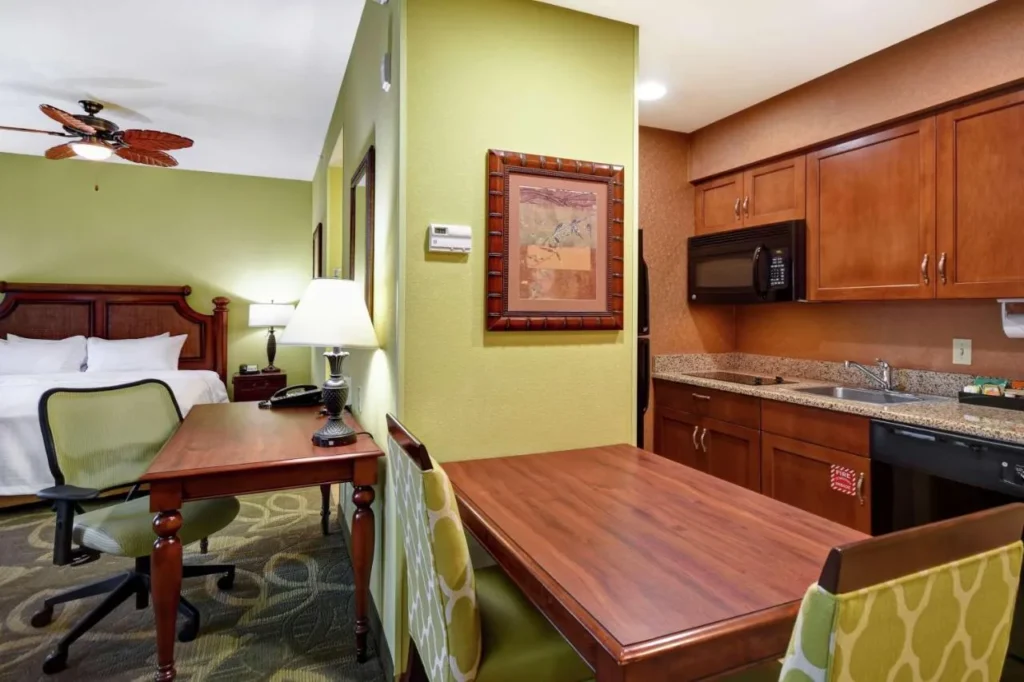 Suite estudio con mesa de comedor y cocina en Homewood Suites by Hilton Ocala at Heath Brook