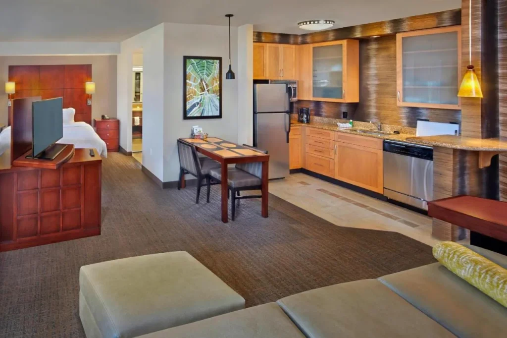Suite estudio con cocina completa, mesa de comedor y sofá en el Residence Inn Orlando Lake Mary