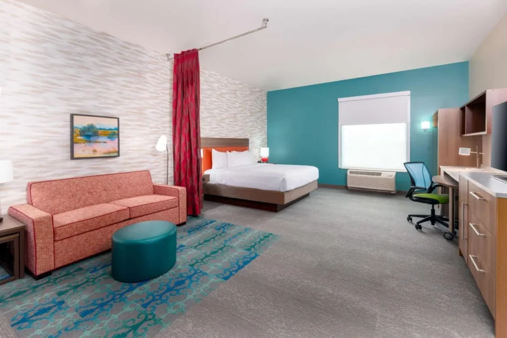 Suite estudio con cama king size y sof&aacute; coral en Home2 Suites by Hilton Wildwood The Villages