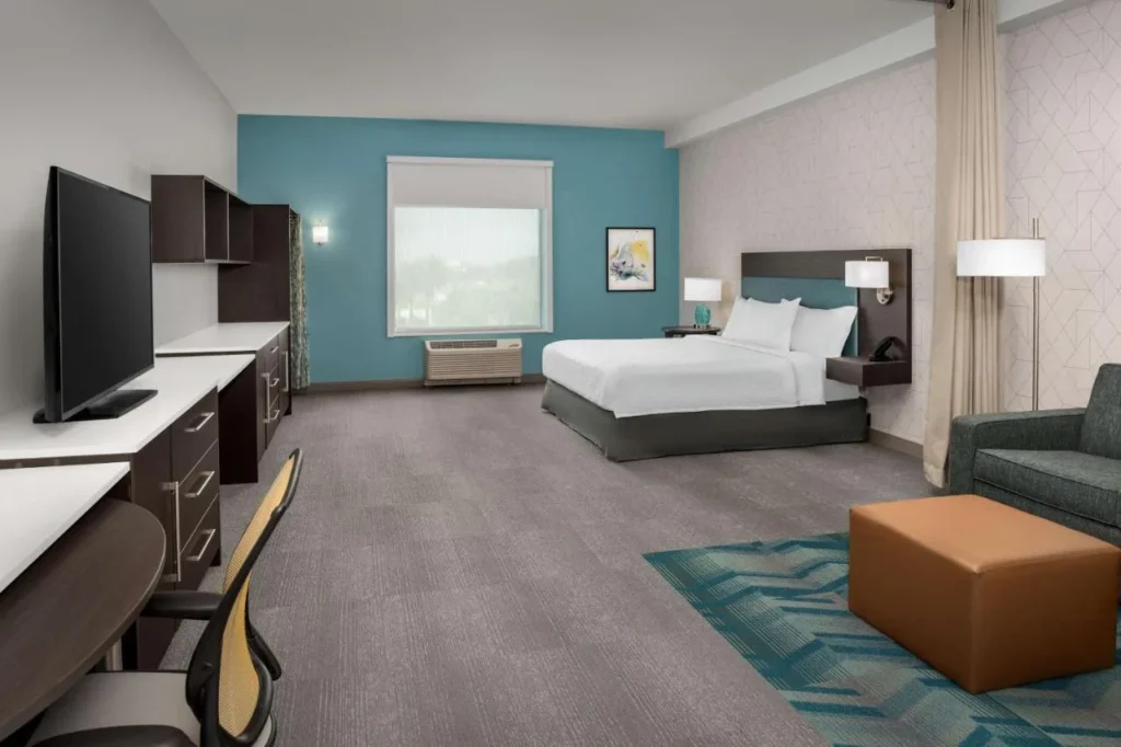 Suite estudio con cama king size, escritorio, sof&aacute; y otomana en Home2 Suites Orlando Southeast Nona