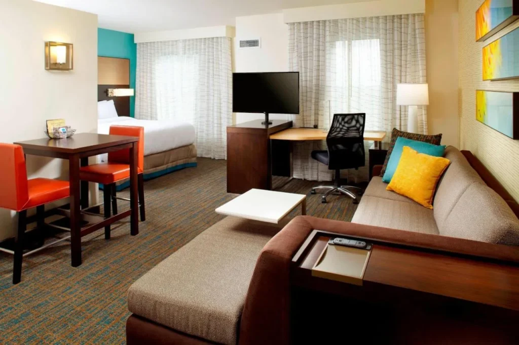 Suite tipo estudio con sof&aacute; seccional, mesa de bar, escritorio y cama en Residence Inn Orlando Lake Nona