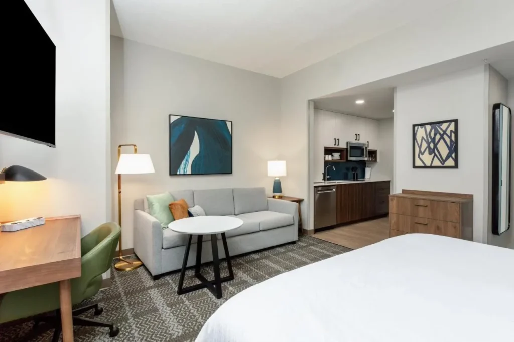 Suite estudio con sof&aacute;, escritorio y cocina completa con lavavajillas en Staybridge Suites Ocala-near Equestrian-Aquatics