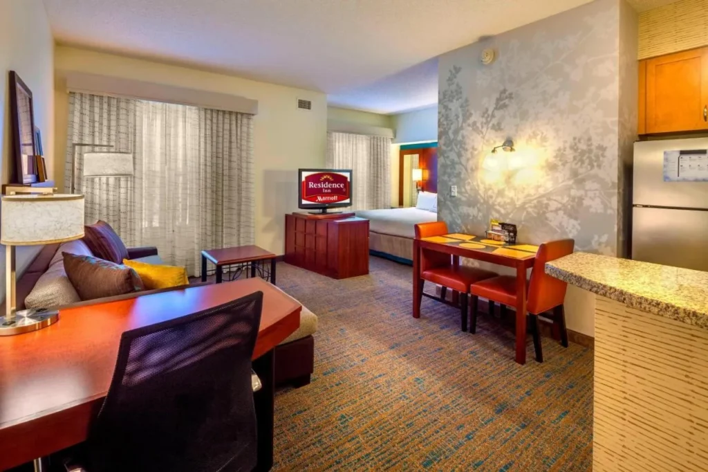 Suite tipo estudio con sof&aacute;, mesa de comedor y encimera de cocina en Residence Inn by Marriott Ocala