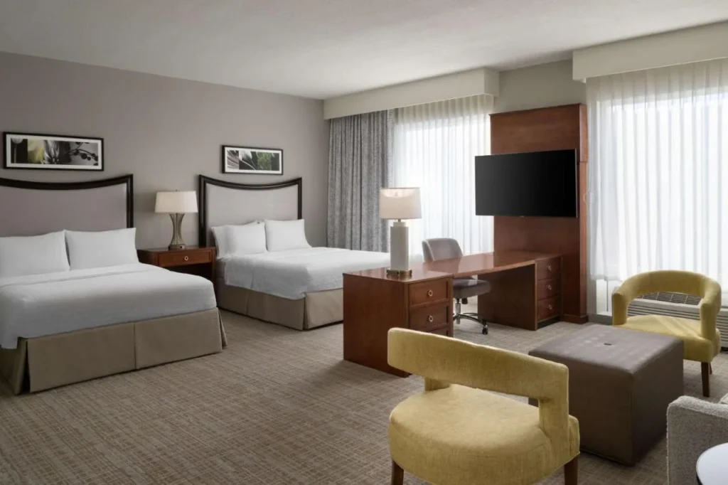 Suite tipo estudio con dos camas, escritorio y tumbonas en Hampton Inn & Suites Downtown South