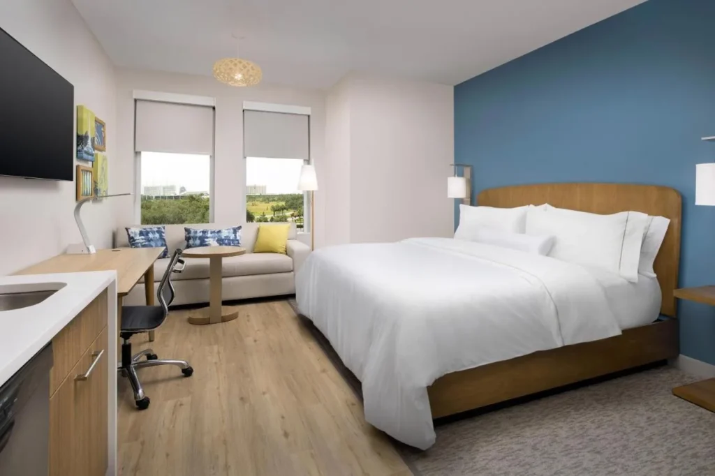 Estudio con cama king size, sofá, escritorio y encimera de cocina en Element Orlando Universal Blvd.