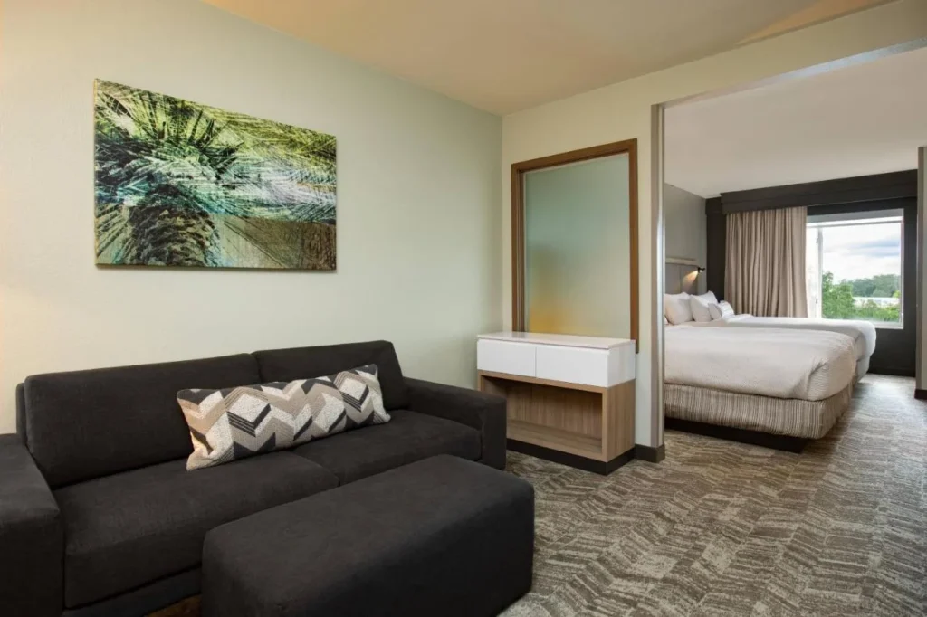 Suite en SpringHill Suites Altamonte Springs/Maitland con sof&aacute;, otomana y dos camas m&aacute;s all&aacute; de una partici&oacute;n