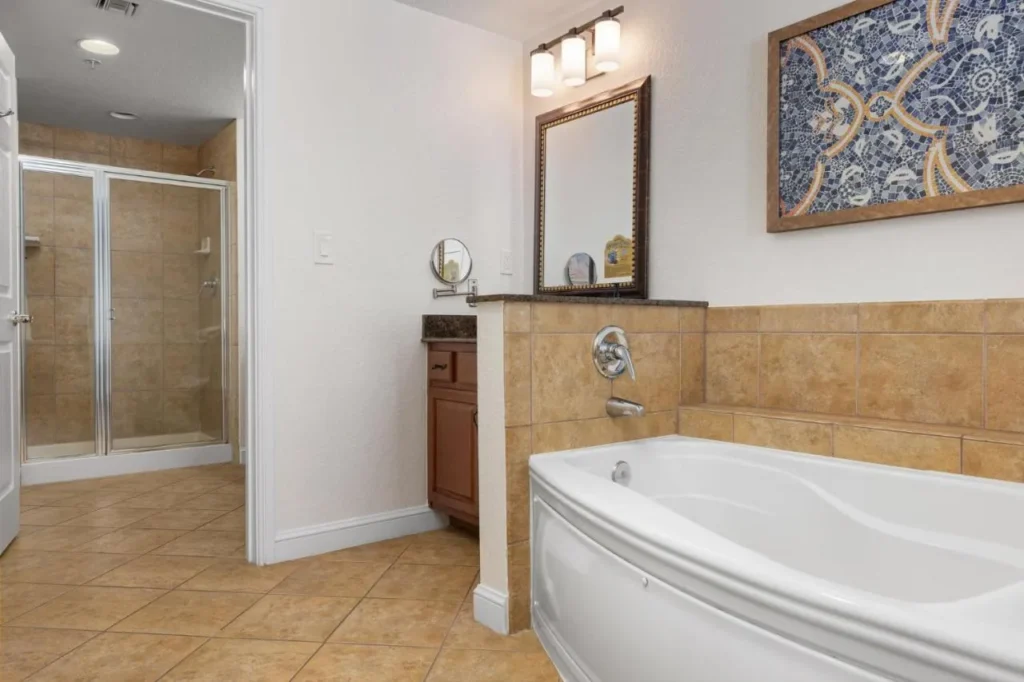 Cuarto de ba&ntilde;o con ba&ntilde;era grande y ducha acristalada separada en Club Wyndham Bonnet Creek