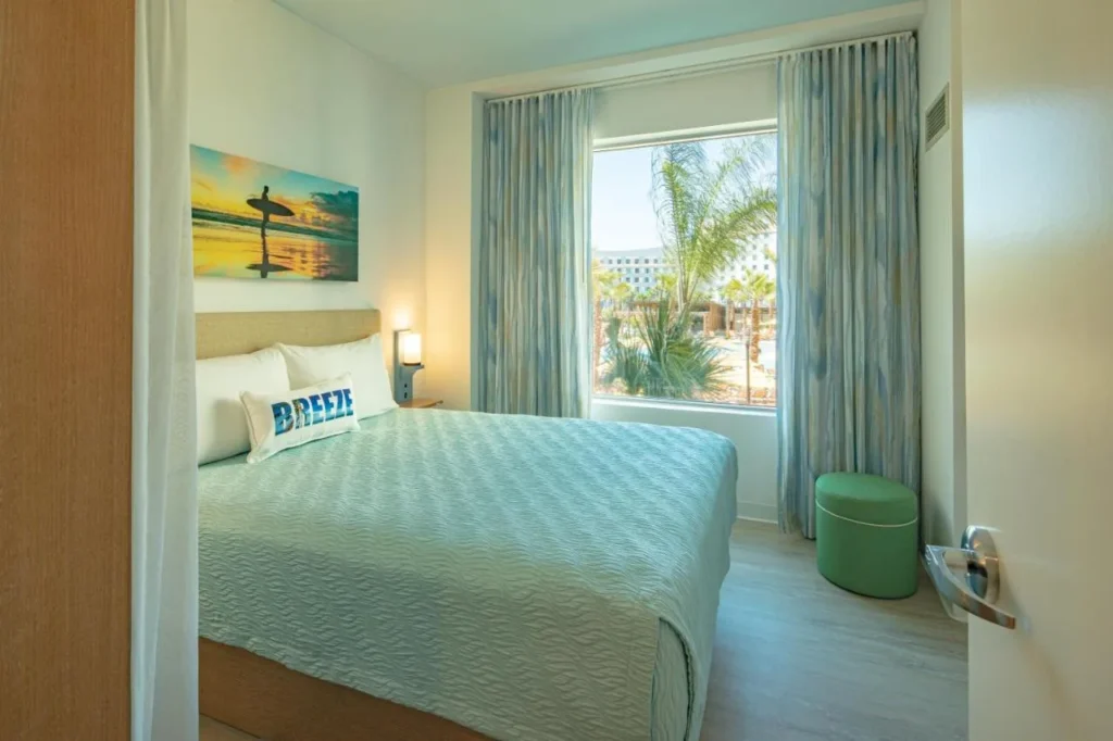 Dormitorio de la suite con una cama queen en Universal Endless Summer Resort Dockside Inn and Suites